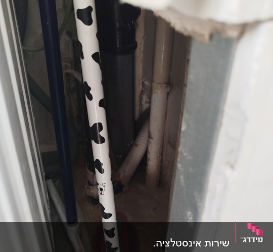 צינורות פלסטיק ומטאטא באזור עבודה של אינסטלטור